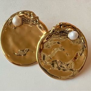 Statement Fashion Earring | Pearl detail | Fall- Winter Trend 2023